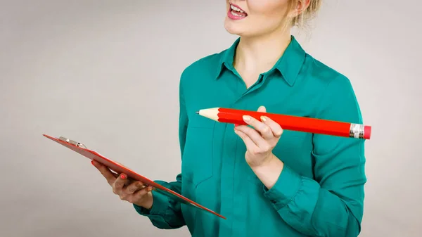 Mujer de negocios pensamiento intensivo y escritura — Foto de Stock