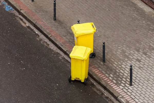 Sokağın ortasında plastik tekerlekli kutuları dışında — Stok fotoğraf