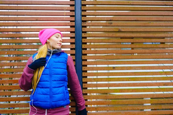 Mujer usando ropa deportiva cálida relajante después de hacer ejercicio — Foto de Stock