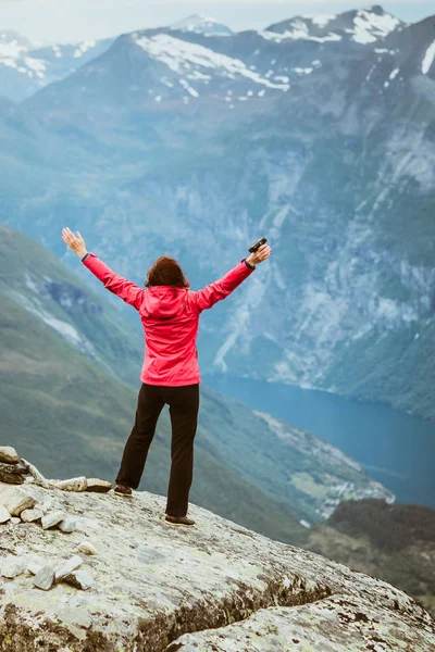 Mujer turística en Dalsnibba mirador Noruega —  Fotos de Stock