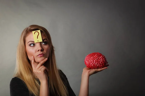 Wanita berpikir dan memegang otak palsu — Stok Foto
