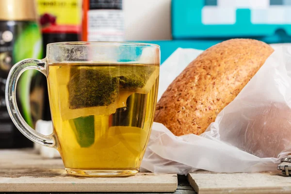 Thee en brood in rommelige interieur — Stockfoto