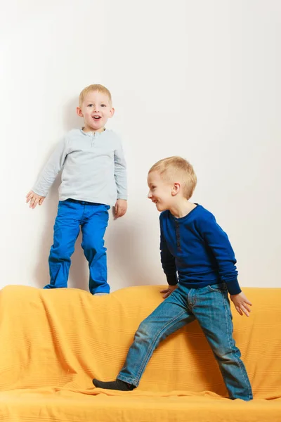 Zwei kleine Jungen Geschwister spielen zusammen — Stockfoto