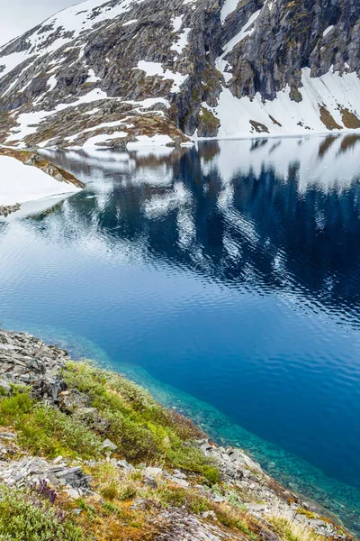 Lago Djupvatnet, Noruega — Fotografia de Stock