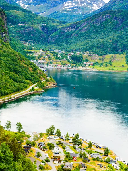 Geirangerfjord και το χωριό Geiranger στη Νορβηγία — Φωτογραφία Αρχείου