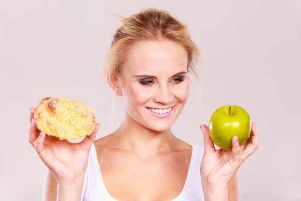 Vrouw houdt taart en fruit in de hand kiezen — Stockfoto