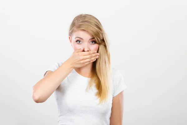 Beschämte Frau mit der Hand auf dem Mund — Stockfoto