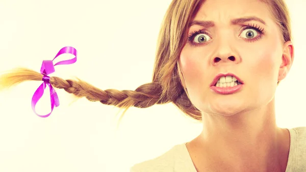Dospívající dívka v COP vlasů takže naštvaný obličej — Stock fotografie