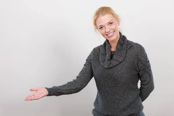 Счастливая женщина, показывающая копирайт рукой — стоковое фото