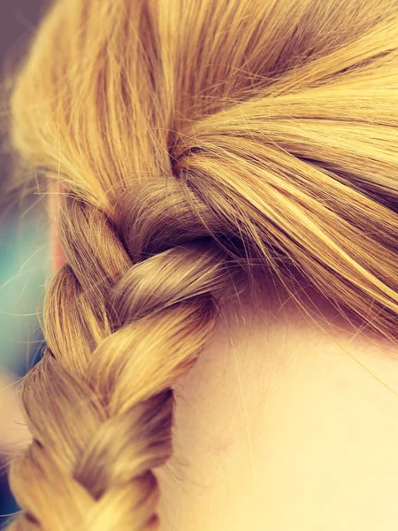 Closeup žena blond spletené vlasy — Stock fotografie