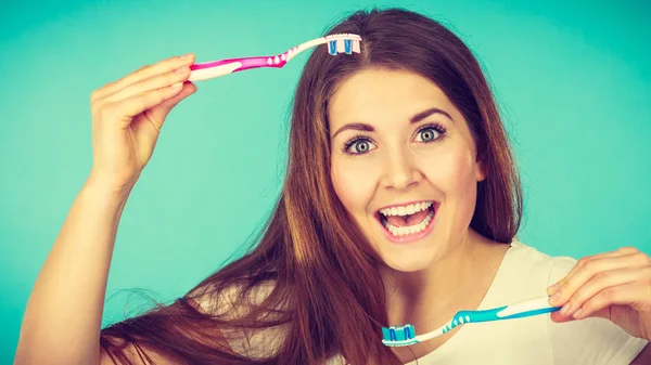 Femme heureuse tenant une brosse à dents — Photo