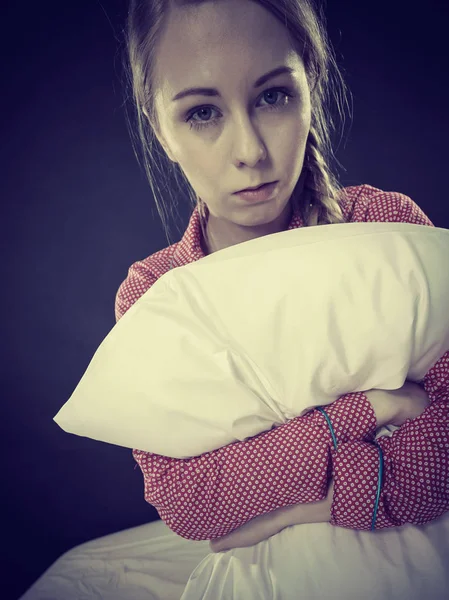在扣人心弦的枕头的床上悲伤郁闷的女孩 — 图库照片