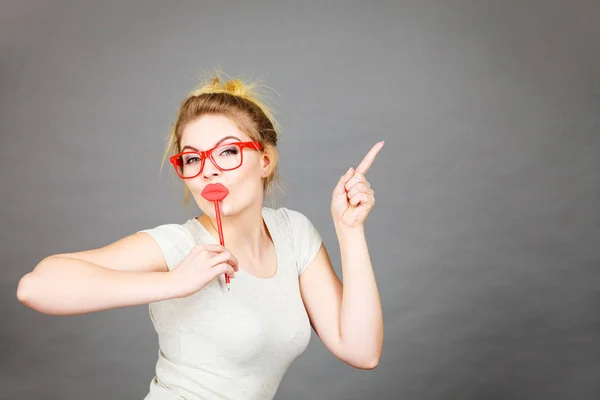 Mujer feliz sosteniendo labios falsos en palo — Foto de Stock