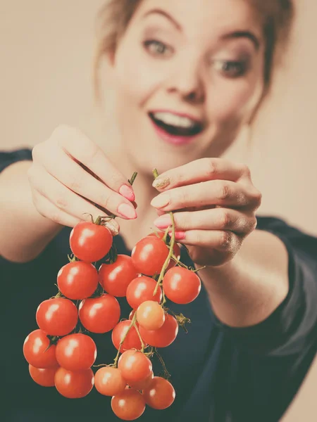 Žena hospodářství čerstvá cherry rajčata — Stock fotografie