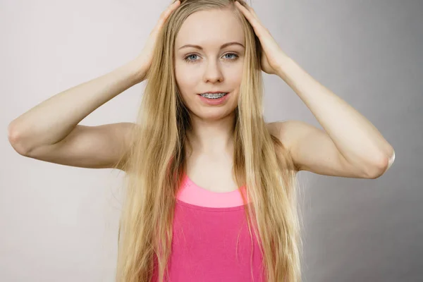 Giovane donna che tocca i capelli lunghi — Foto Stock