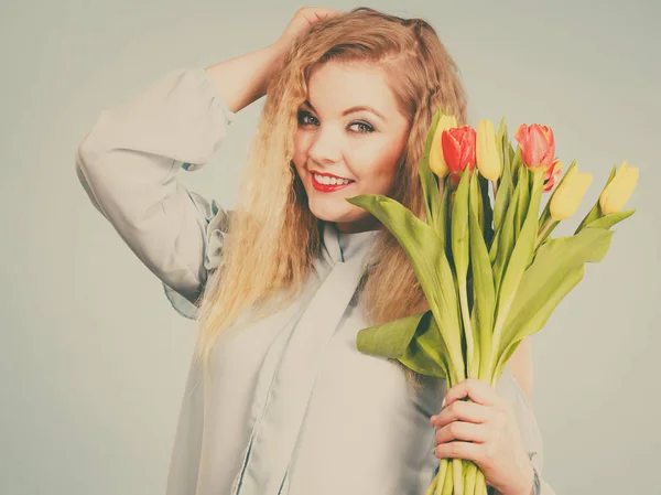 Hübsche Frau mit rotem gelben Tulpenstrauß — Stockfoto