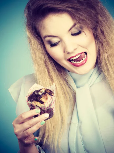 Attractive woman holds cake in hand — Stock Photo, Image