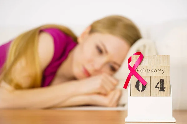 女人在床上，在日历上的世界乳腺癌癌症日 — 图库照片