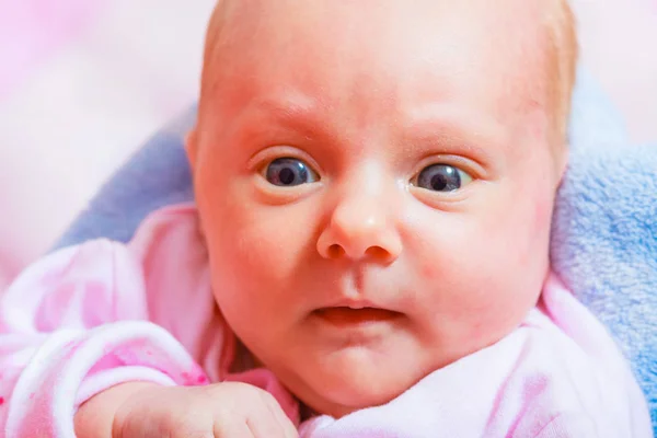 Pasgeboren baby liggend in pyjama en handdoek — Stockfoto