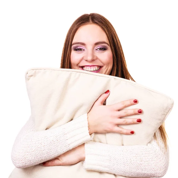 Улыбающаяся женщина с подушкой — стоковое фото