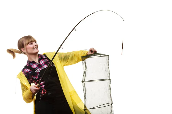 釣り竿と keepnet を保持している幸せな女 — ストック写真