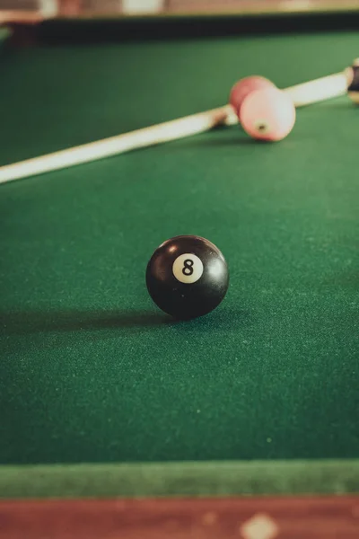 Snookerball und Stock auf Billardtisch — Stockfoto