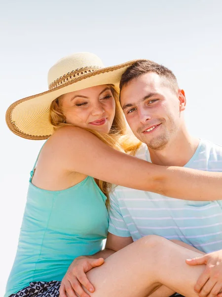 Mann und Frau sitzen draußen zusammen — Stockfoto