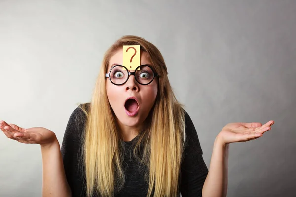 Mulher nerd estranho ter ponto de interrogação na testa — Fotografia de Stock