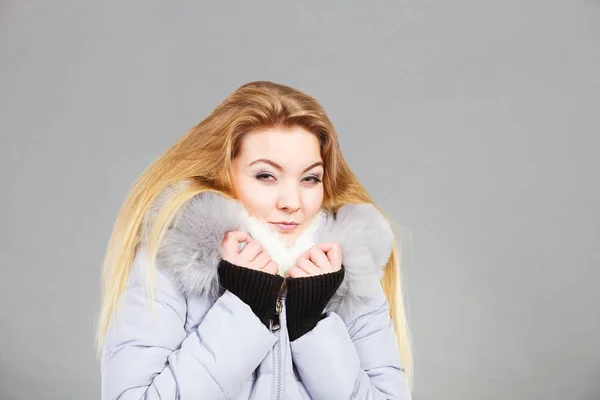 Donna che indossa inverno caldo giacca pelosa — Foto Stock