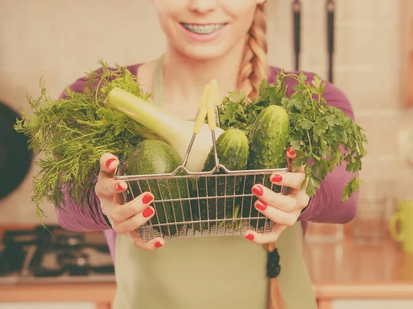 쇼핑 바구니를 들고 하는 야채 데 부엌에서 여자 — 스톡 사진