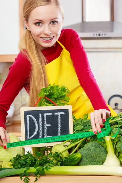 Donna in cucina con verdure dimagranti verdi — Foto Stock
