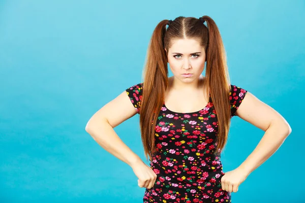 Rozzlobený dospívající dívka s hnědými vlasy ohony — Stock fotografie