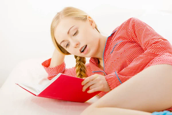 Mulher relaxante na cama livro de leitura — Fotografia de Stock