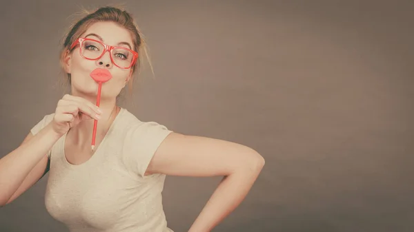 Щаслива жінка тримає підроблені губи на паличці — стокове фото