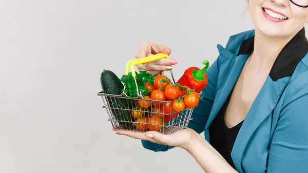 Femme tient panier avec des légumes — Photo