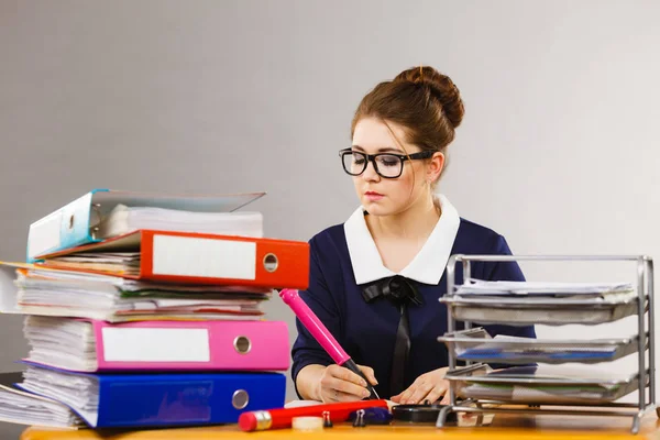 Geschäftsfrau im Büro schreibt etwas auf — Stockfoto