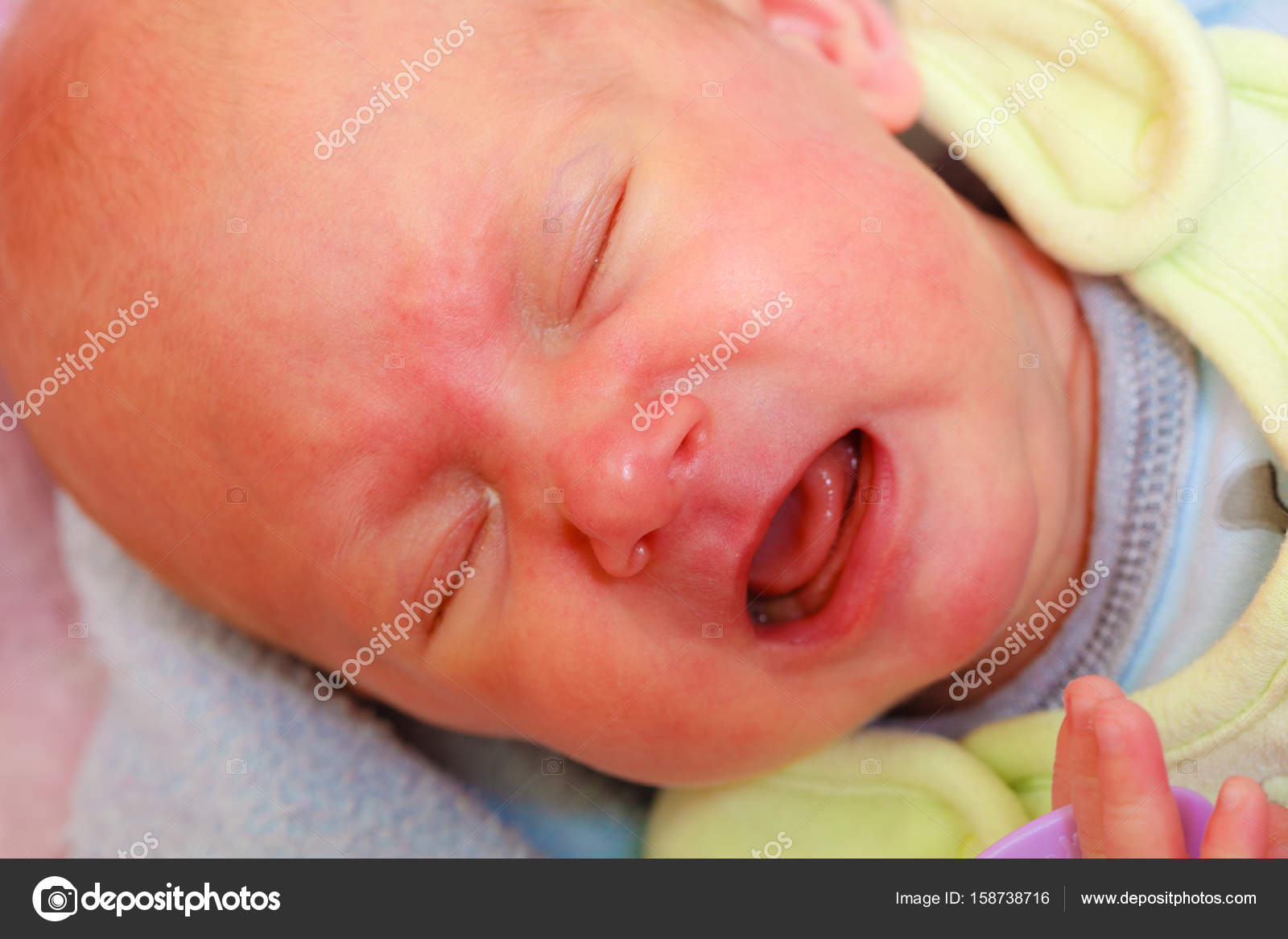 новорожденный кричит. истерика у ребенка. ребенок. капризный ребенок. плачущий младенец.