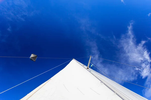 Detaillierte Nahaufnahme des Segels auf einem Segelboot — Stockfoto