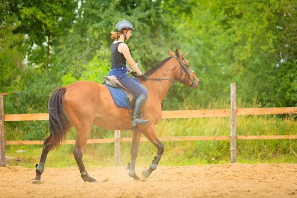 Jockey girl gör häst ridning på landsbygden äng — Stockfoto