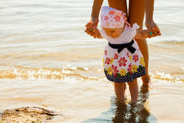 Madre jugando con el bebé en la playa — Foto de Stock