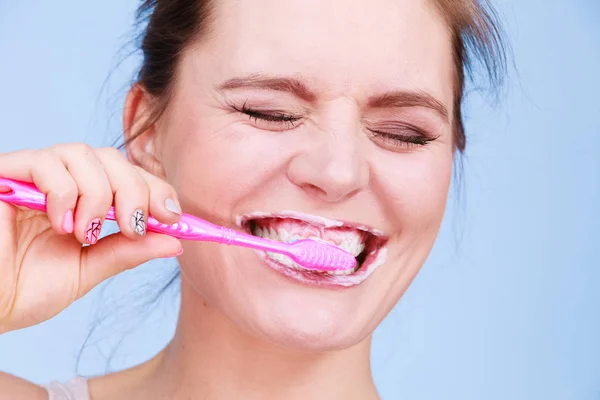 Mycie czyszczenie zębów kobieta — Zdjęcie stockowe
