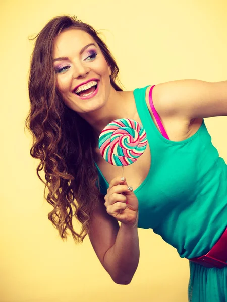 Kobieta urocza dziewczyna z lizakiem cukierki — Zdjęcie stockowe