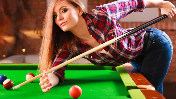 Young fashionable girl playing billiard. — Stock Photo, Image