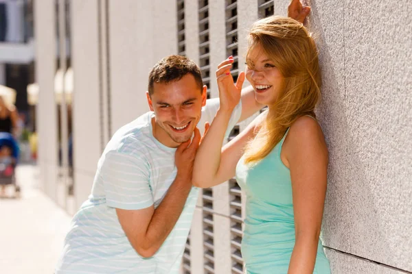 Mann flirtet mit Mädchen auf Stadtstraße — Stockfoto