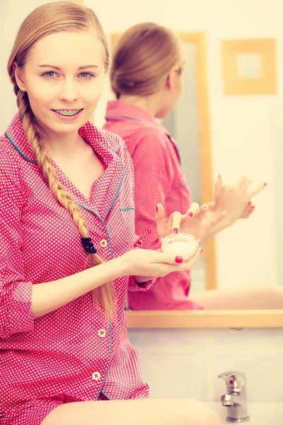 Woman applying moisturizing skin cream. Skincare. — Stock Photo, Image