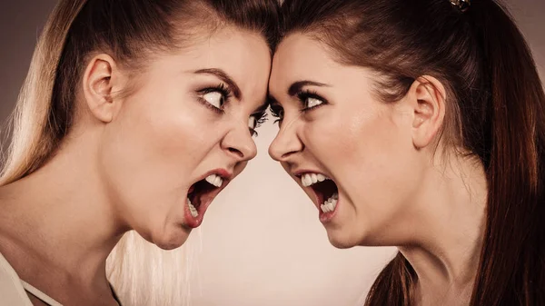 Deux femmes agressives qui se disputent — Photo