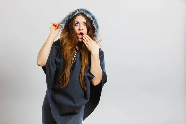 Mujer feliz usando poncho oscuro con capucha —  Fotos de Stock