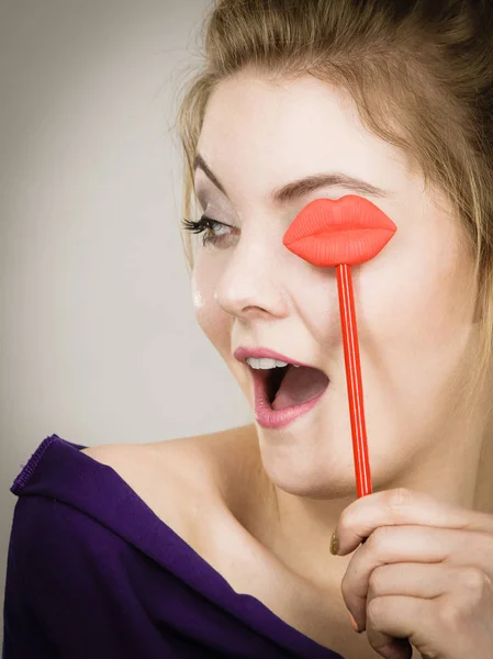 Glückliche Frau mit Lippen am Stock — Stockfoto