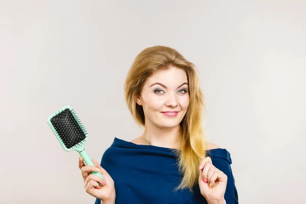 Uzun saçları fırça ile fırçalama kadın — Stok fotoğraf