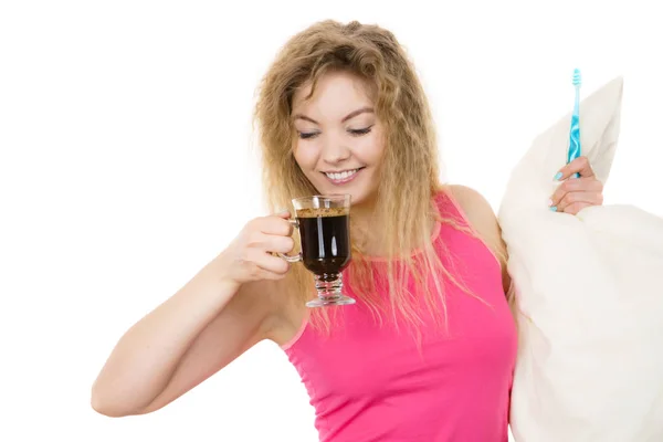 Gelukkige vrouw met tandenborstel en koffie — Stockfoto